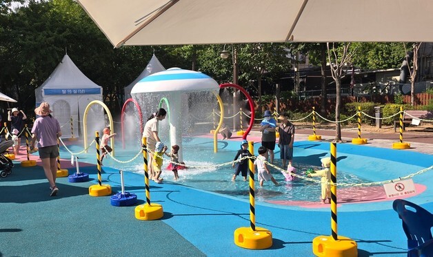 "피서 집 앞에서 즐기세요"…광진구, 물놀이장·바닥분수 본격 가동