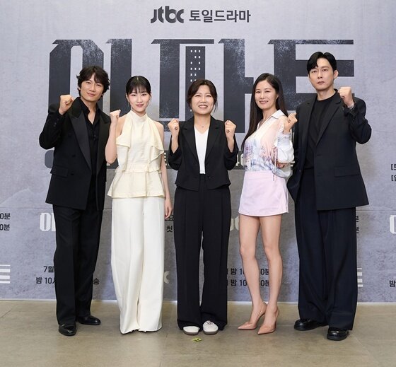 본문 이미지 - (왼쪽부터) 배우 지성, 하윤경, 조용원 감독, 배우 문소리, 박병은/ 사진제공=JTBC