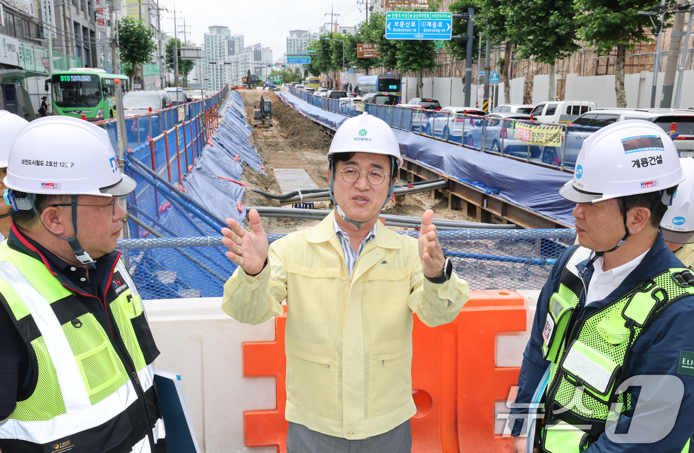(대전=뉴스1) 김기태 기자 = 허태정 대전시장이 10일 대전 중구 대흥동 도시철도 2호선(트램) 12공구 건설현장을 찾아 흙막이 시설과 배수시설, 토사 유실 방지시설, 공사장 안 …
