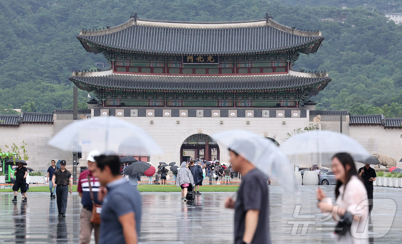 (서울=뉴스1) 김성진 기자 = 비가 내린 10일 서울 종로구 광화문광장에서 시민들과 외국인 관광객들이 우산을 쓴 채로 발걸음을 옮기고 있다. 2026.7.10/뉴스1