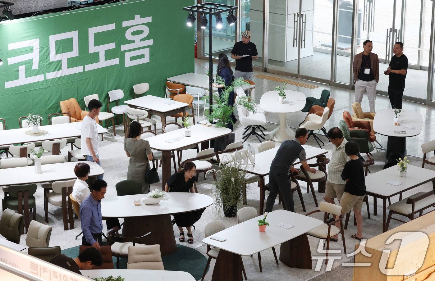 (수원=뉴스1) 김영운 기자 = 10일 경기 수원시 영통구 수원컨벤션센터에서 열린 '2026수원가구박람회'를 찾은 시민들이 다양한 가구를 둘러보고 있다. 2026.7.10/뉴스1