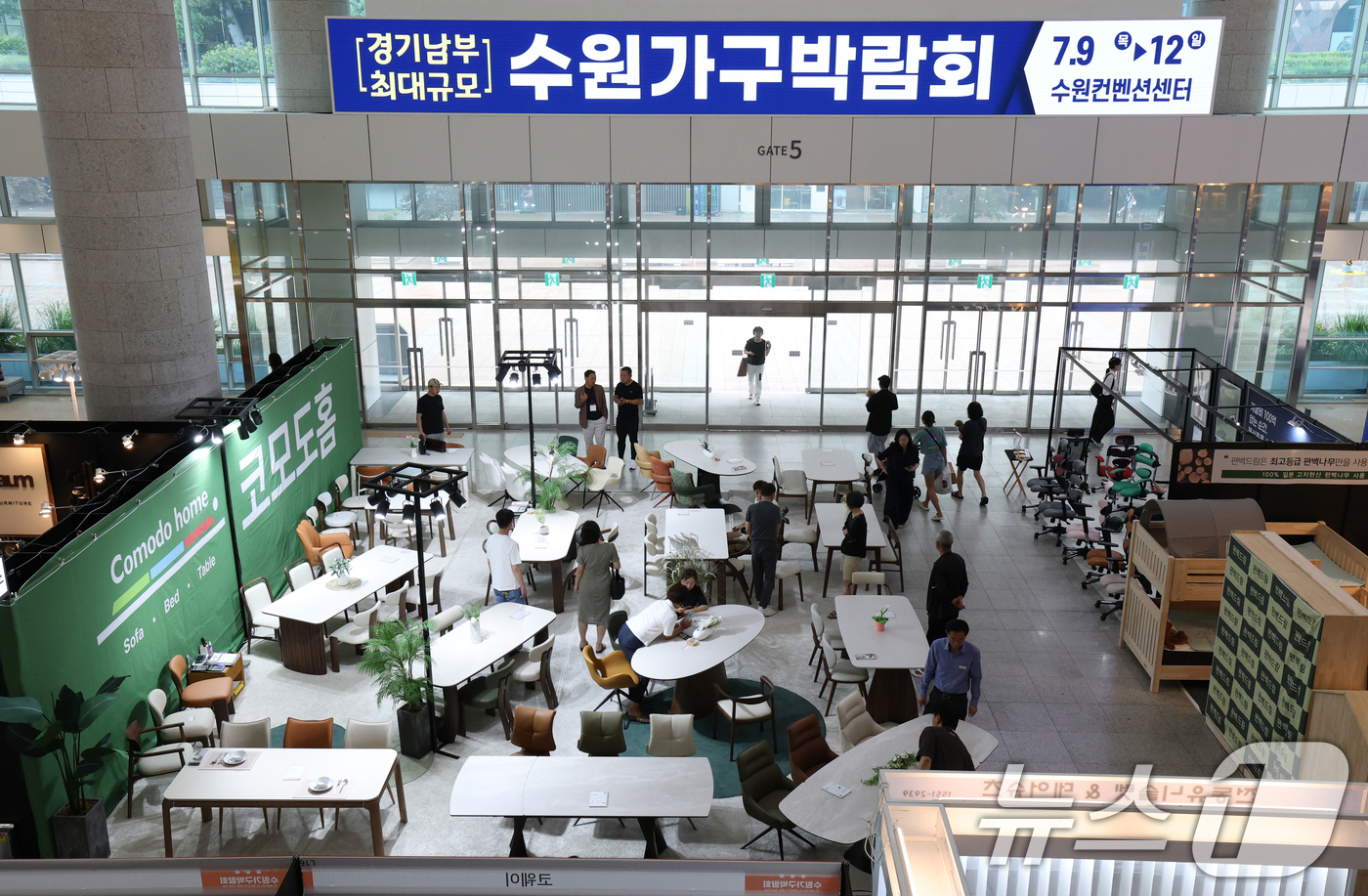 (수원=뉴스1) 김영운 기자 = 10일 경기 수원시 영통구 수원컨벤션센터에서 열린 '2026수원가구박람회'를 찾은 시민들이 다양한 가구를 둘러보고 있다. 2026.7.10/뉴스1