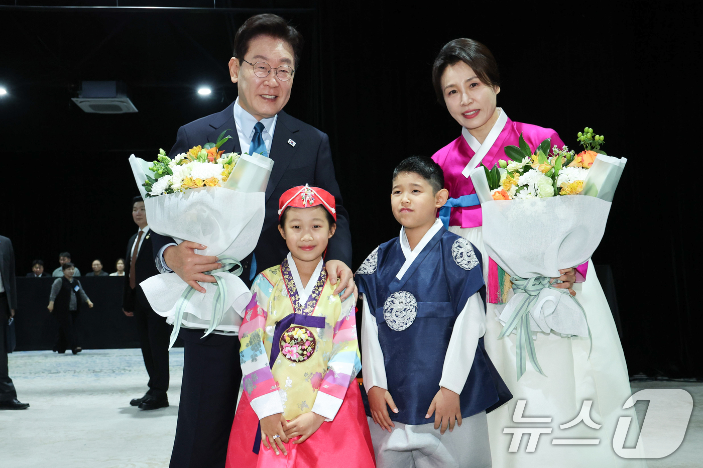 (울란바타르(몽골))=뉴스1) 이재명 기자 = 몽골을 국빈 방문 중인 이재명 대통령과 김혜경 여사가 10일(현지시간) 울란바타르 한 호텔에서 열린 동포 오찬간담회에서 화동에게 꽃다 …