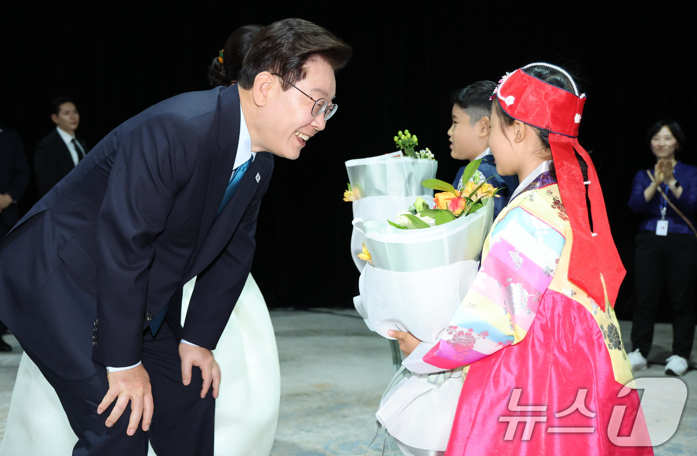 (울란바타르(몽골))=뉴스1) 이재명 기자 = 몽골을 국빈 방문 중인 이재명 대통령과 김혜경 여사가 10일(현지시간) 울란바타르 한 호텔에서 열린 동포 오찬간담회에서 화동에게 꽃다 …