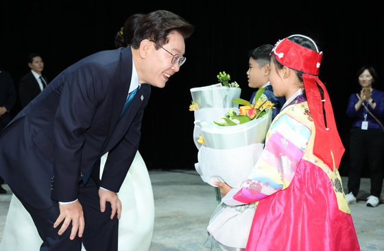 꽃다발 받는 이재명 대통령 부부