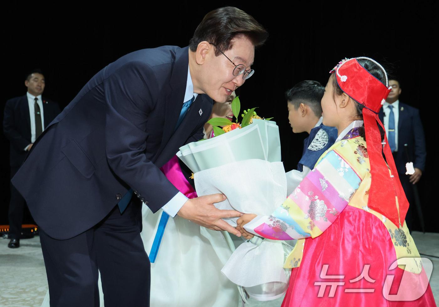 (울란바타르(몽골))=뉴스1) 이재명 기자 = 몽골을 국빈 방문 중인 이재명 대통령과 김혜경 여사가 10일(현지시간) 울란바타르 한 호텔에서 열린 동포 오찬간담회에서 화동에게 꽃다 …