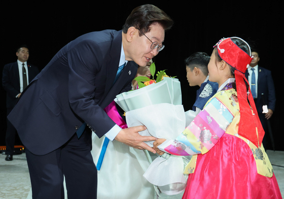 꽃다발 받는 이재명 대통령 부부