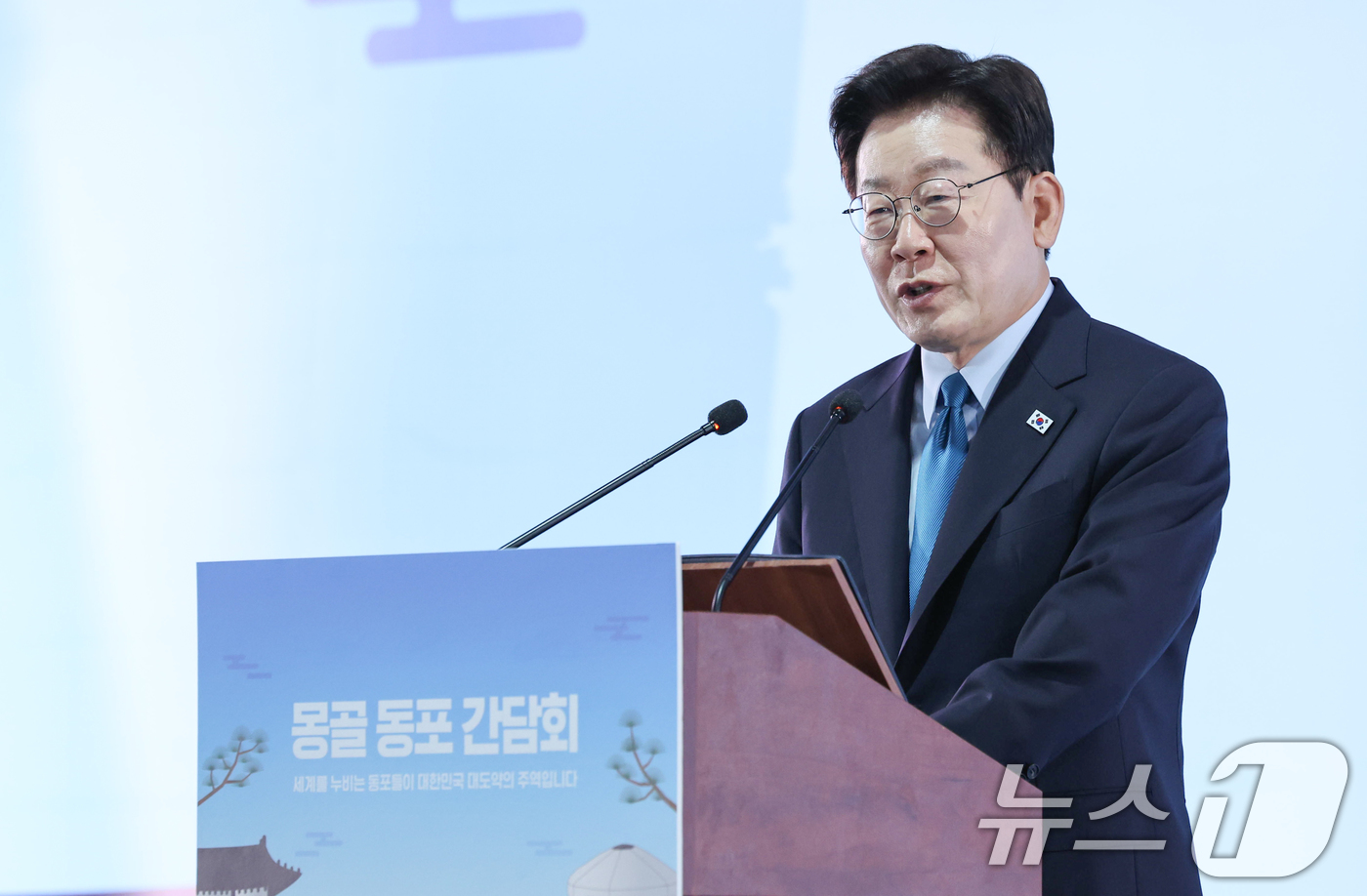 (울란바타르(몽골))=뉴스1) 이재명 기자 = 몽골을 국빈 방문 중인 이재명 대통령이 10일(현지시간) 울란바타르 한 호텔에서 열린 동포 오찬간담회에서 발언하고 있다. 2026.7 …