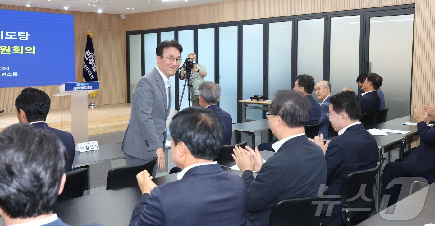 본문 이미지 - 김민석 전 국무총리가 10일 전북 전주시 더불어민주당 전북특별자치도당에서 열린 제3차 상무위원회의에 참석해 인사를 하고 있다. 2026.7.10 ⓒ 뉴스1 유경석 기자