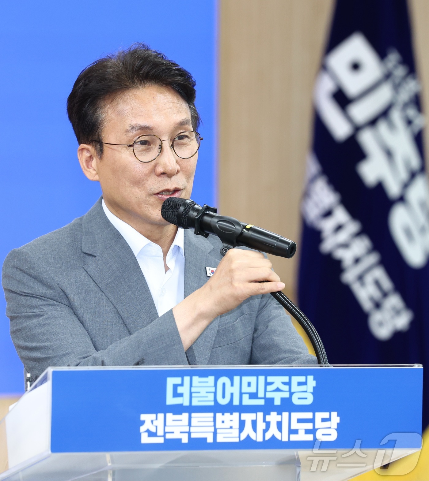 (전주=뉴스1) 유경석 기자 = 김민석 전 국무총리가 10일 전북 전주시 더불어민주당 전북특별자치도당에서 열린 제3차 상무위원회의에 참석해 인사말을 하고 있다. 2026.7.10/ …
