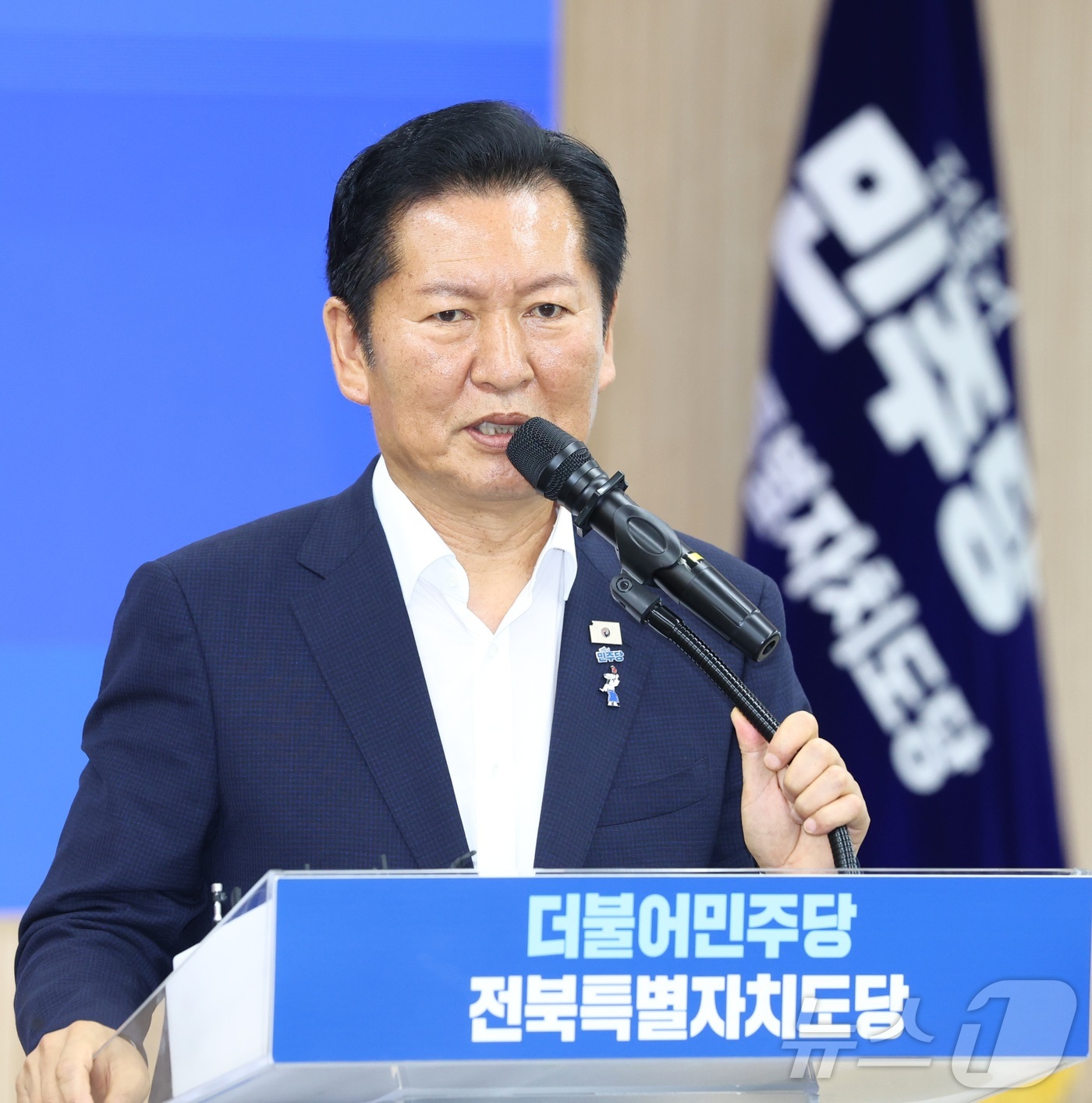 (전주=뉴스1) 유경석 기자 = 정청래 더불어민주당 전 대표가 10일 전북 전주시 더불어민주당 전북특별자치도당에서 열린 제3차 상무위원회의에 참석해 인사말을 하고 있다. 2026. …