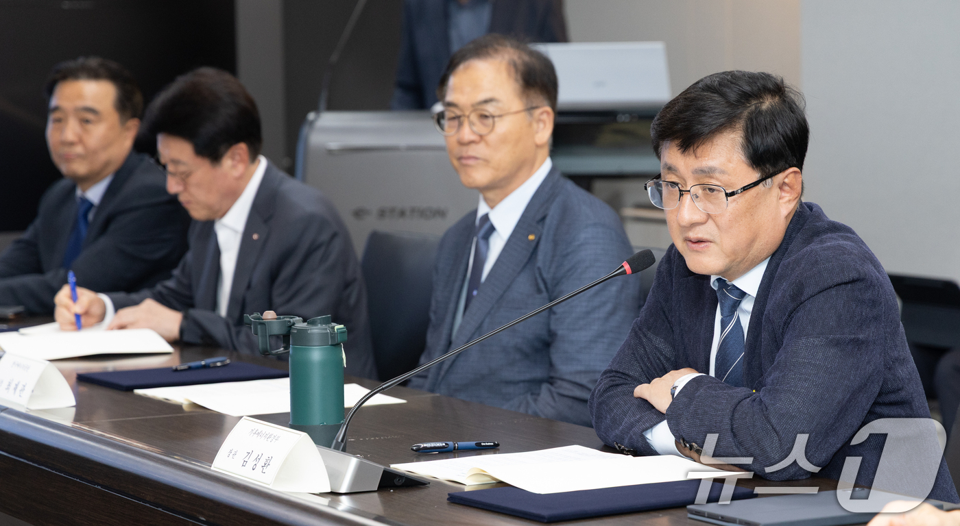 (서울=뉴스1) 안은나 기자 = 김성환 기후에너지환경부 장관이 10일 오후 서울 중구 한국전력 경인건설본부에서 열린 배전망 ESS 구축지원사업 협약식에 참석해 인사말을 하고 있다. …
