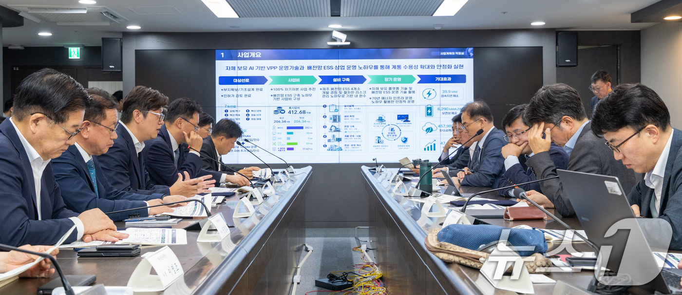 (서울=뉴스1) 안은나 기자 = 차병학 브이피피랩 대표이사가 10일 오후 서울 중구 한국전력 경인건설본부에서 열린 배전망 ESS 구축지원사업 협약식에서 김성환 기후부 장관 등을 향 …