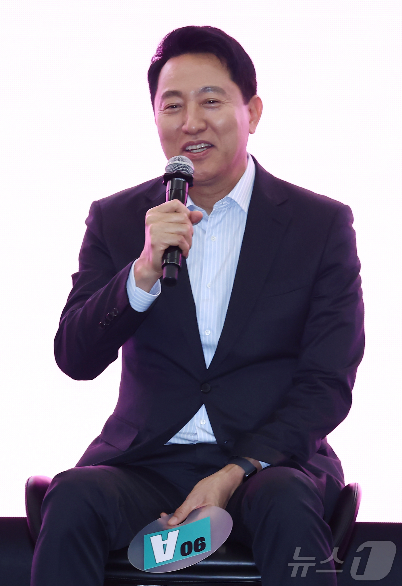 (서울=뉴스1) 김민지 기자 = 오세훈 서울시장이 10일 오후 서울 동대문디자인플라자(DDP) 아트홀에서 열린 2026 서울청년정책박람회에서 청년들과 밸런스 게임을 하며 대화하고 …