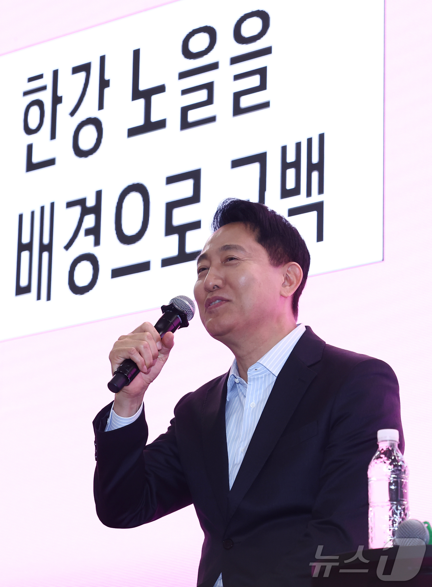 (서울=뉴스1) 김민지 기자 = 오세훈 서울시장이 10일 오후 서울 동대문디자인플라자(DDP) 아트홀에서 열린 2026 서울청년정책박람회에서 청년들과 밸런스 게임을 하고 있다. 2 …