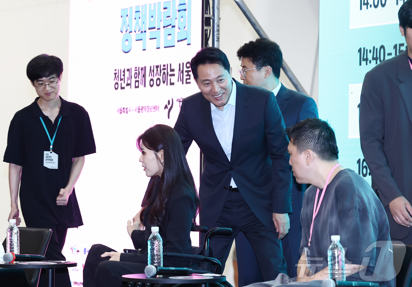 (서울=뉴스1) 김민지 기자 = 오세훈 서울시장이 10일 오후 서울 동대문디자인플라자(DDP) 아트홀에서 열린 2026 서울청년정책박람회에 참석하며 청년 대표들과 인사하고 있다. …
