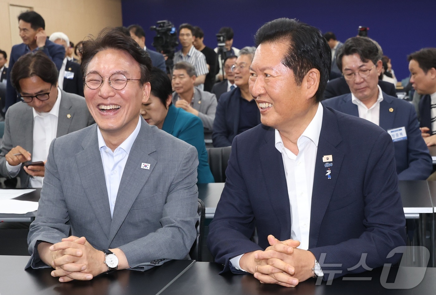 (전주=뉴스1) 유경석 기자 = 김민석 전 국무총리(왼쪽)와 정청래 더불어민주당 전 대표가 10일 전북 전주시 더불어민주당 전북특별자치도당에서 열린 제3차 상무위원회의에 참석해 인 …