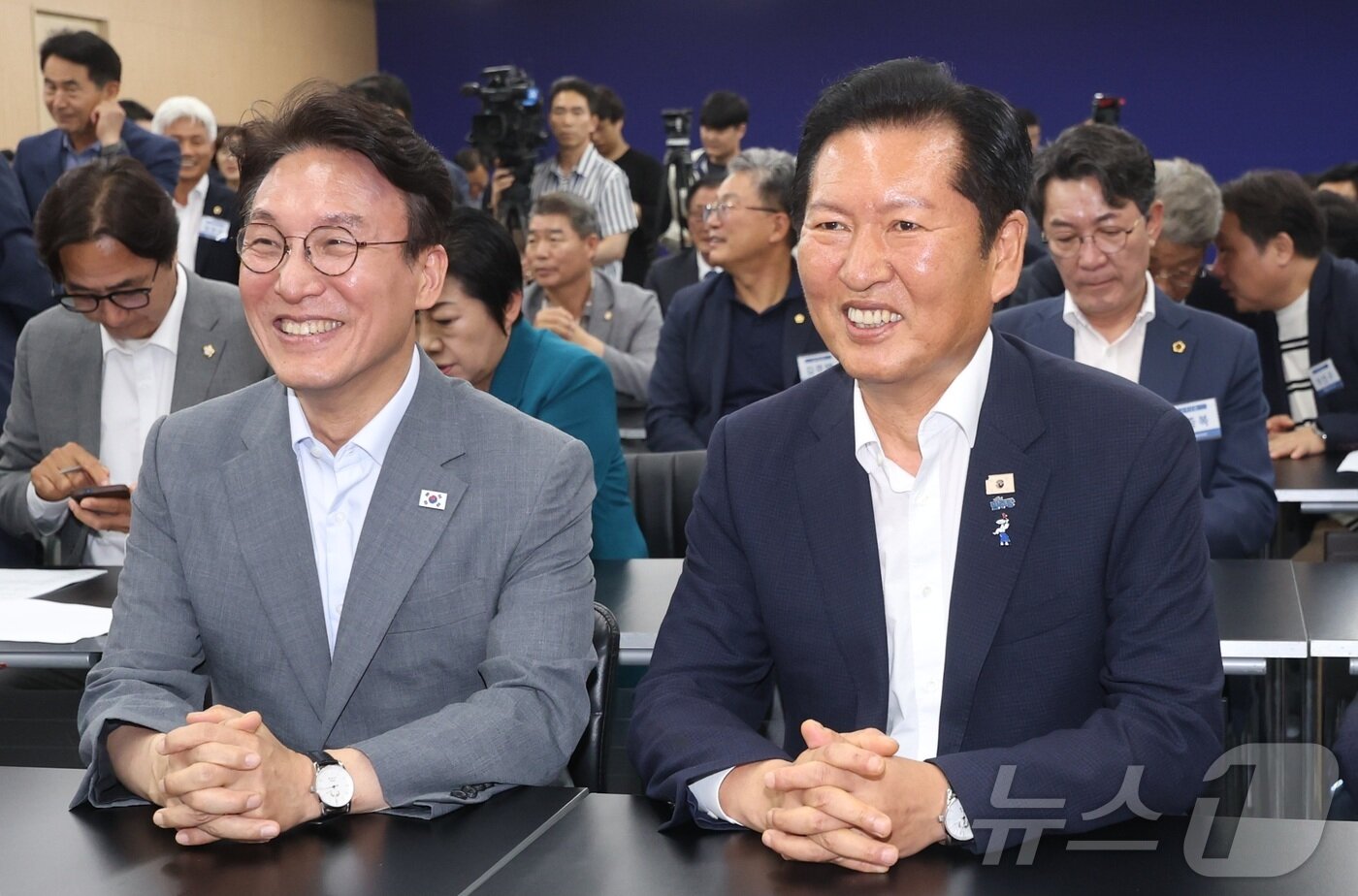 본문 이미지 - 김민석 전 국무총리(왼쪽)와 정청래 더불어민주당 전 대표가 10일 전북 전주시 더불어민주당 전북특별자치도당에서 열린 제3차 상무위원회의에 참석해 환하게 웃고 있다. 2026.7.10 ⓒ 뉴스1 유경석 기자