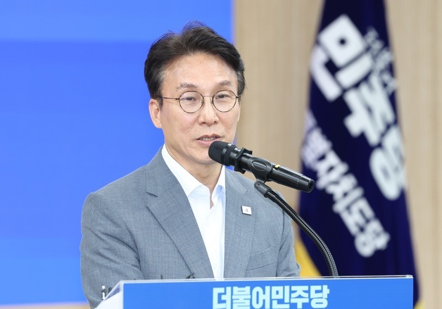 발언하는 김민석 전 총리