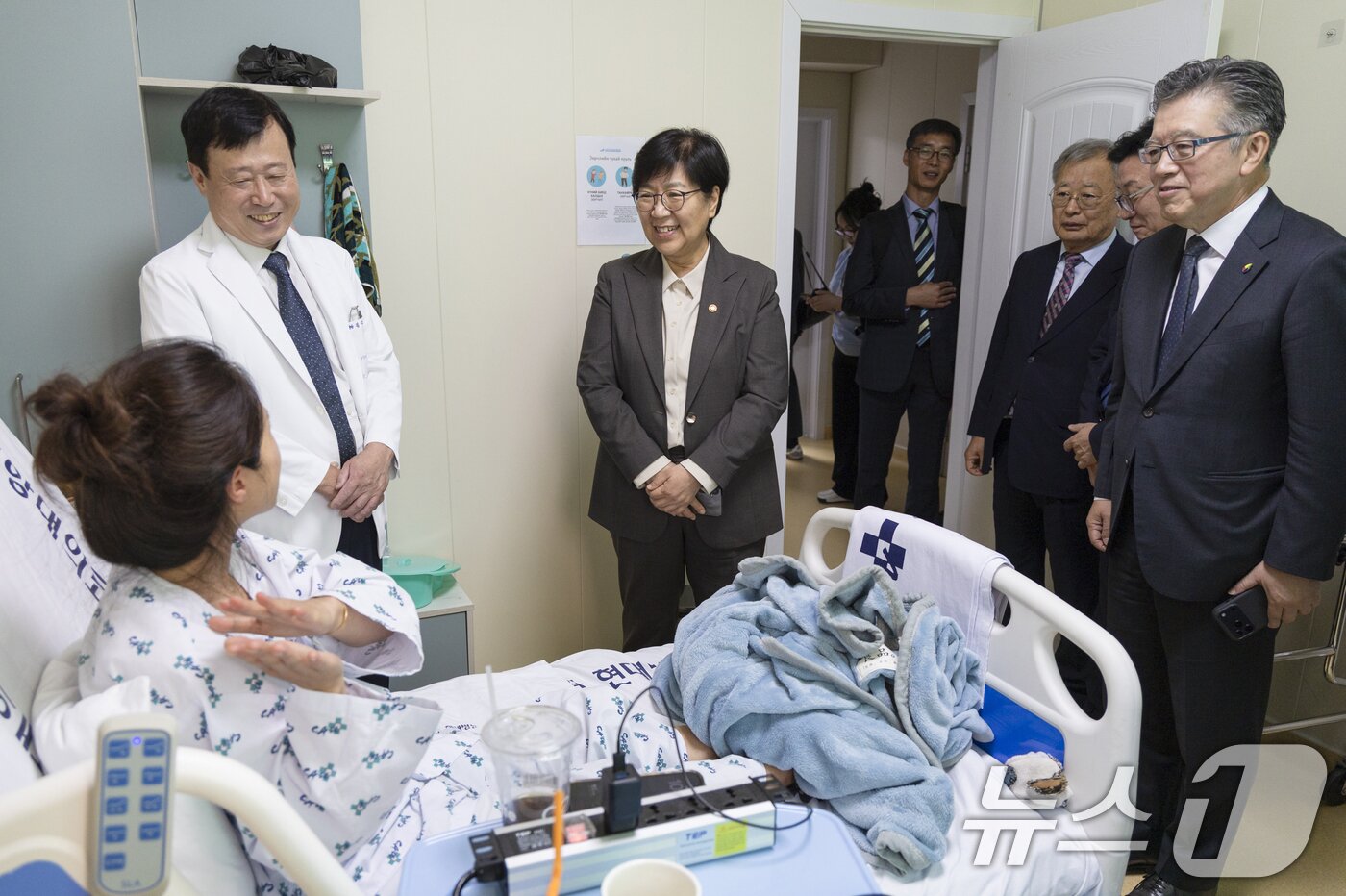 본문 이미지 - 정은경 보건복지부 장관이 10일 몽골 현대병원을 방문, 환자 등과 대화를 나누고 있다. (보건복지부 제공. 재판매 및 DB 금지) 2026.7.10 ⓒ 뉴스1