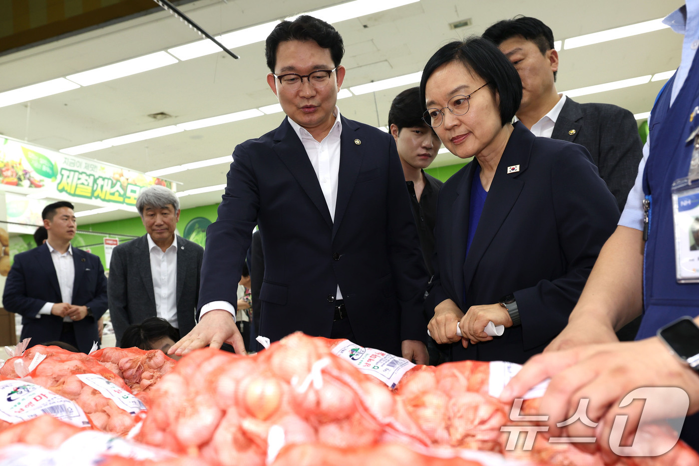 (서울=뉴스1) 이종수 기자 = 한성숙 국무총리가 10일 서울 도봉구 창동 하나로마트에서 농축수산물 가격을 살펴보고 있다. 2026.7.10/뉴스1