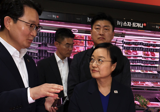 물가 동향 살피는 한성숙 국무총리