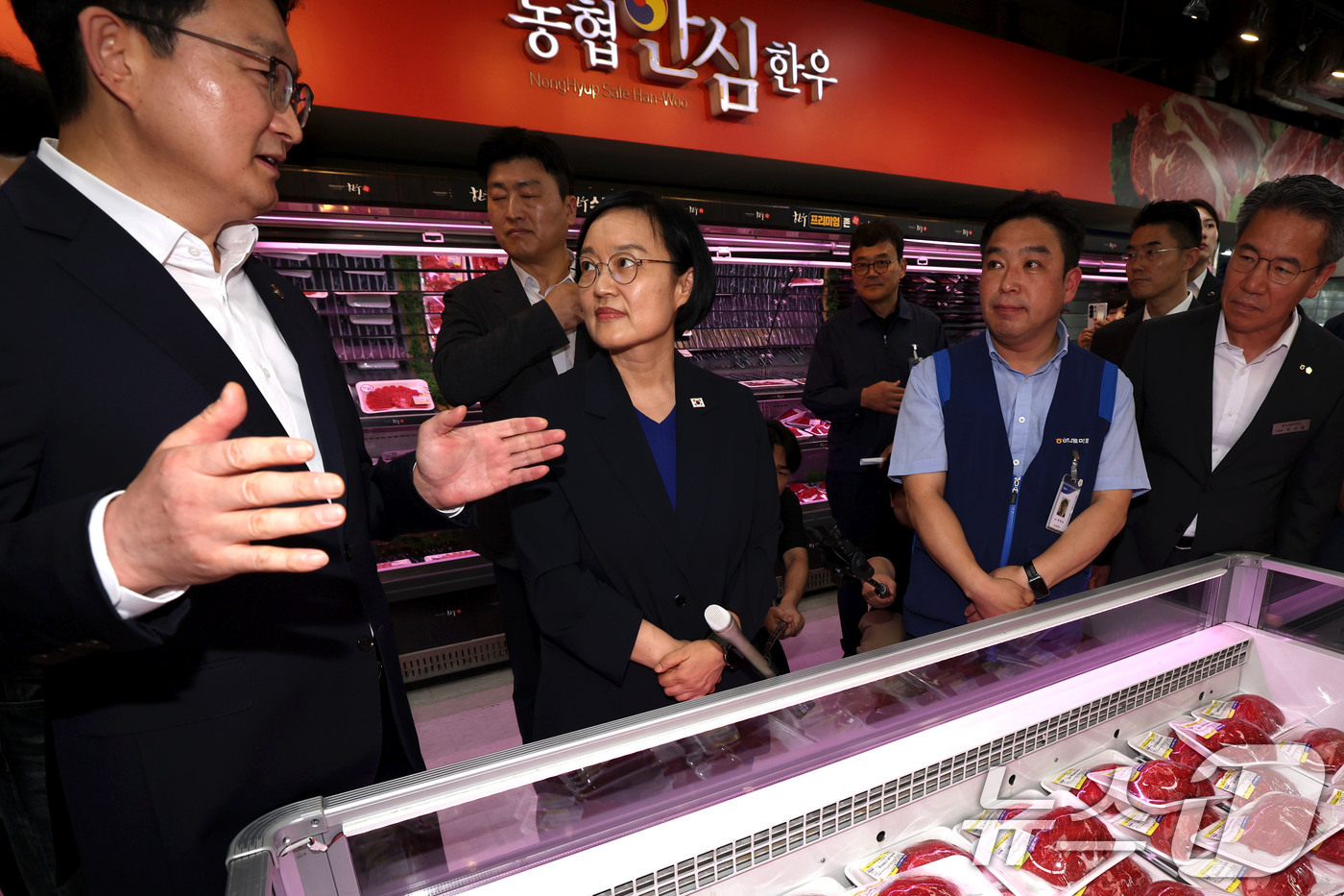 (서울=뉴스1) 이종수 기자 = 한성숙 국무총리가 10일 서울 도봉구 창동 하나로마트에서 농축수산물 가격에 대한 설명을 듣고 있다. 2026.7.10/뉴스1
