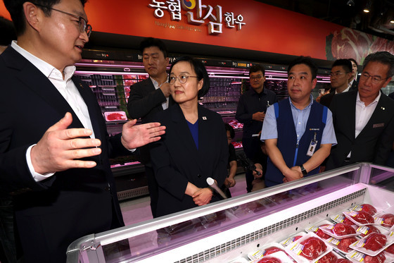 장바구니 물가 살피는 한성숙 국무총리