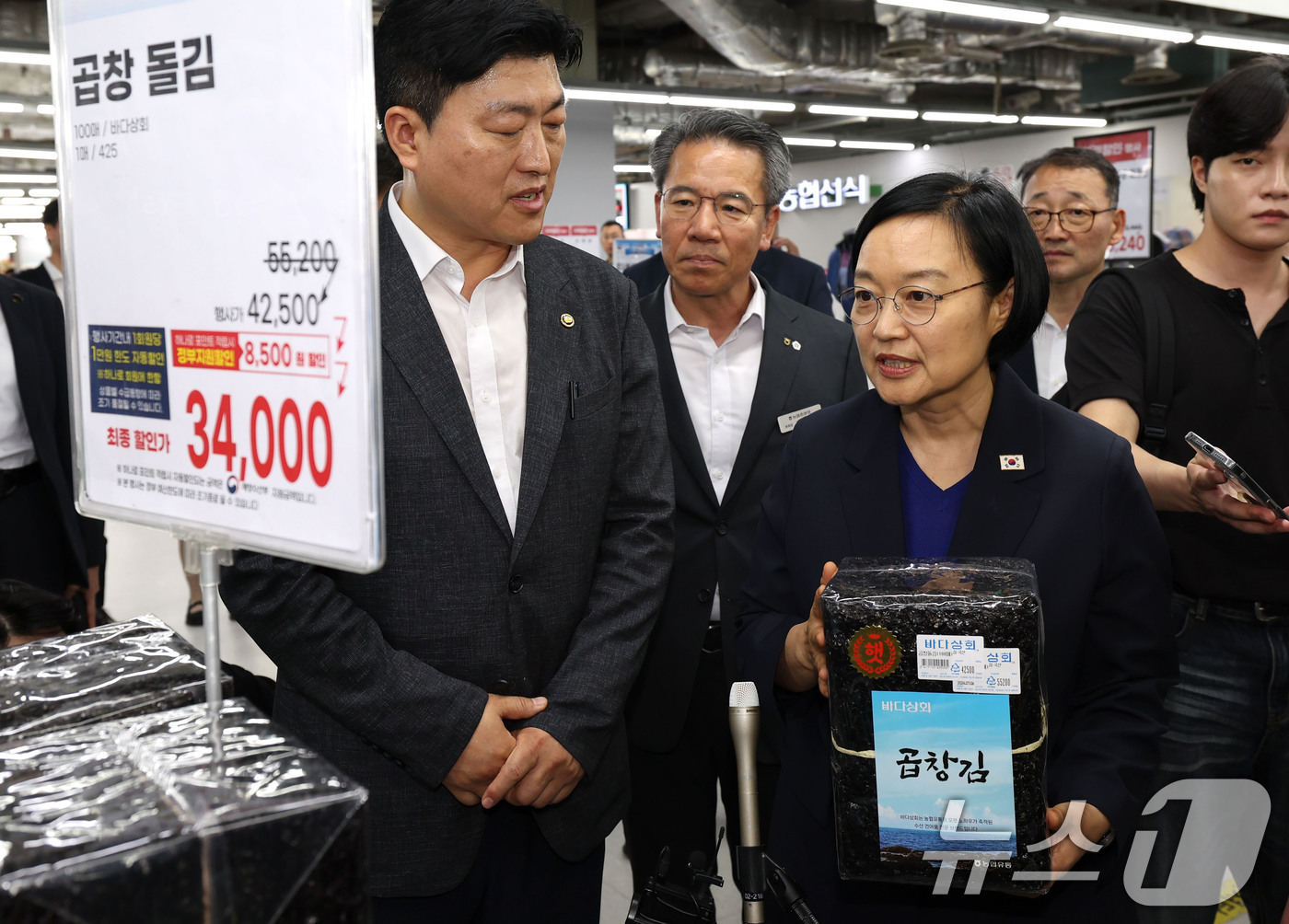 (서울=뉴스1) 이종수 기자 = 한성숙 국무총리가 10일 서울 도봉구 창동 하나로마트에서 농축수산물 가격에 대한 설명을 듣고 있다. 2026.7.10/뉴스1