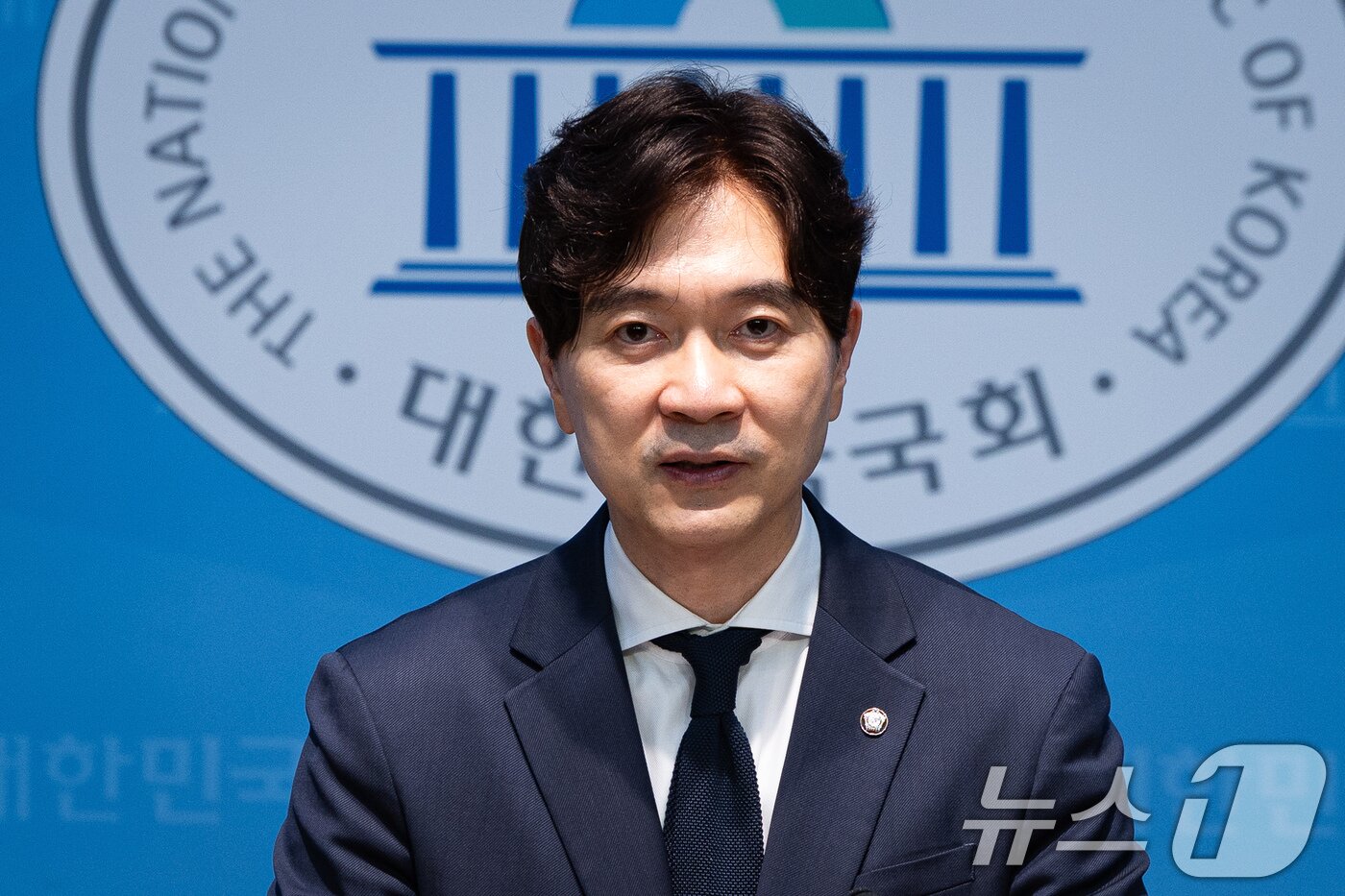 본문 이미지 - 박성훈 국민의힘 수석대변인이 10일 서울 여의도 국회 소통관에서 현안 관련 논평을 하고 있다. 2026.7.10 ⓒ 뉴스1 유승관 기자