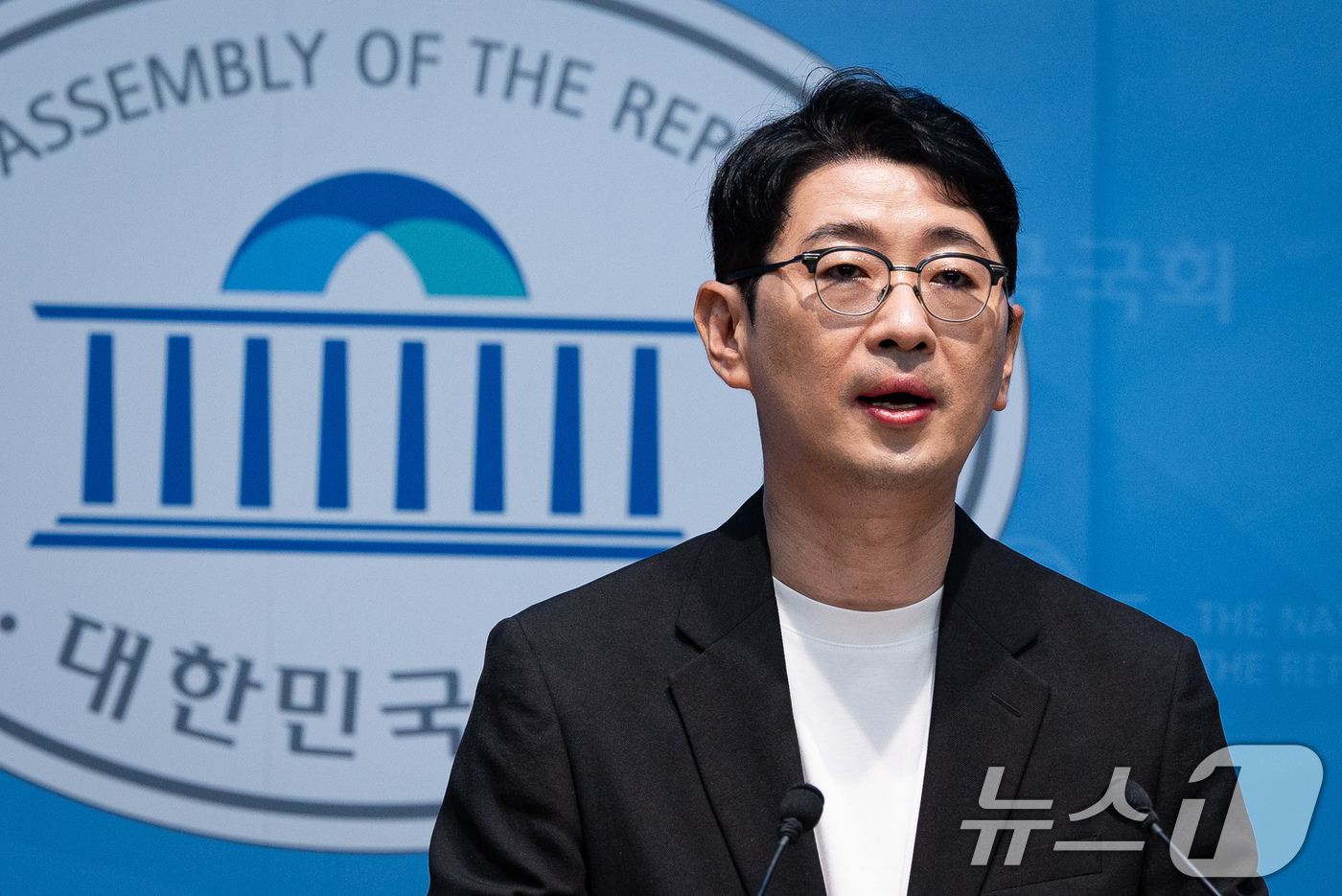 (서울=뉴스1) 유승관 기자 = 주진우 국민의힘 의원이 10일 서울 여의도 국회 소통관에서 정이한 전 개혁신당 부산시장 후보의 테러 자작극 구속 관련 기자회견을 하고 있다. 202 …