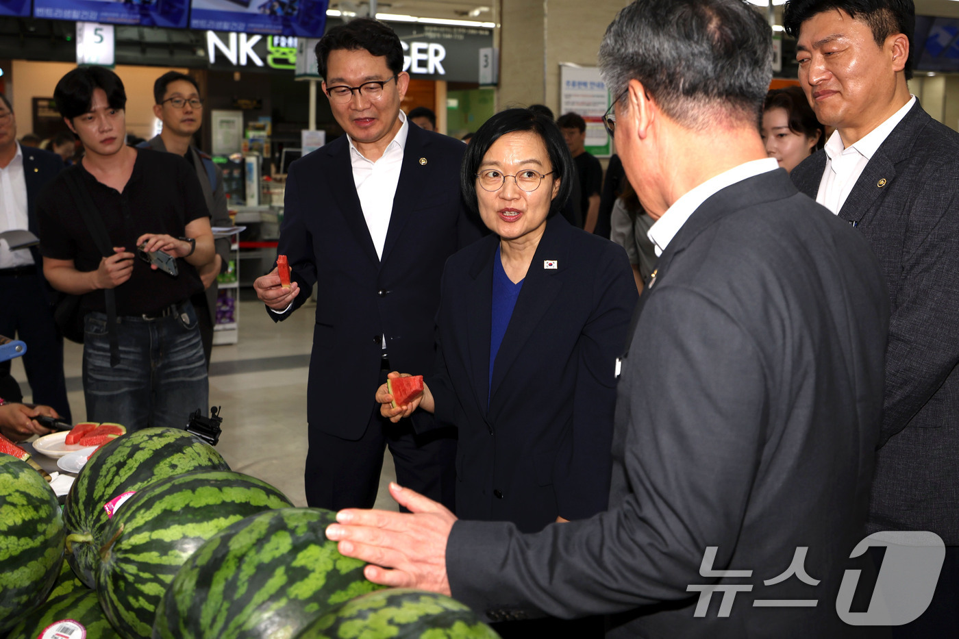 (서울=뉴스1) 이종수 기자 = 한성숙 국무총리가 10일 서울 도봉구 창동 하나로마트에서 농축수산물 가격에 대한 설명을 듣고 있다. 2026.7.10/뉴스1