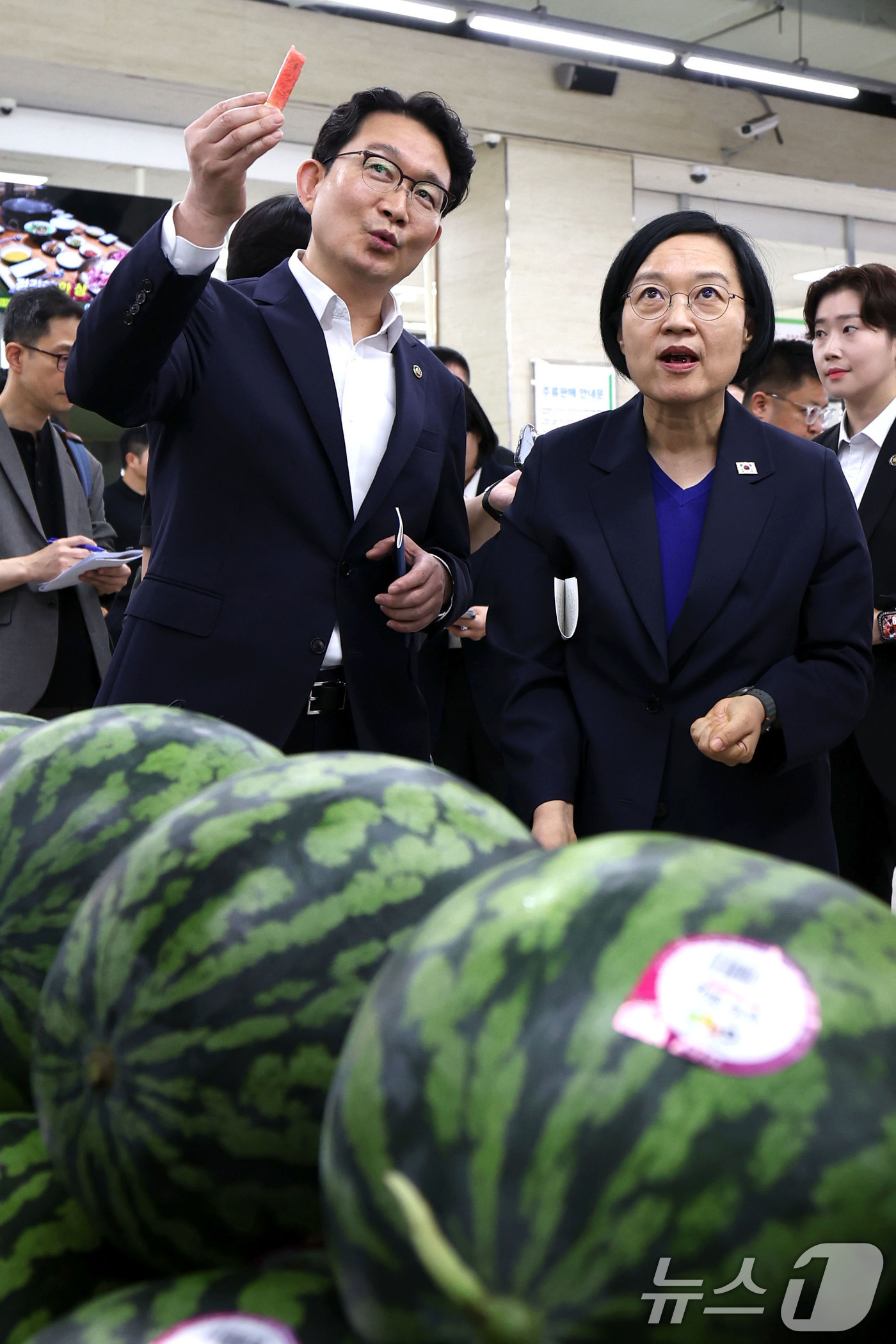 (서울=뉴스1) 이종수 기자 = 한성숙 국무총리가 10일 서울 도봉구 창동 하나로마트에서 농축수산물 가격에 대한 설명을 듣고 있다. 2026.7.10/뉴스1