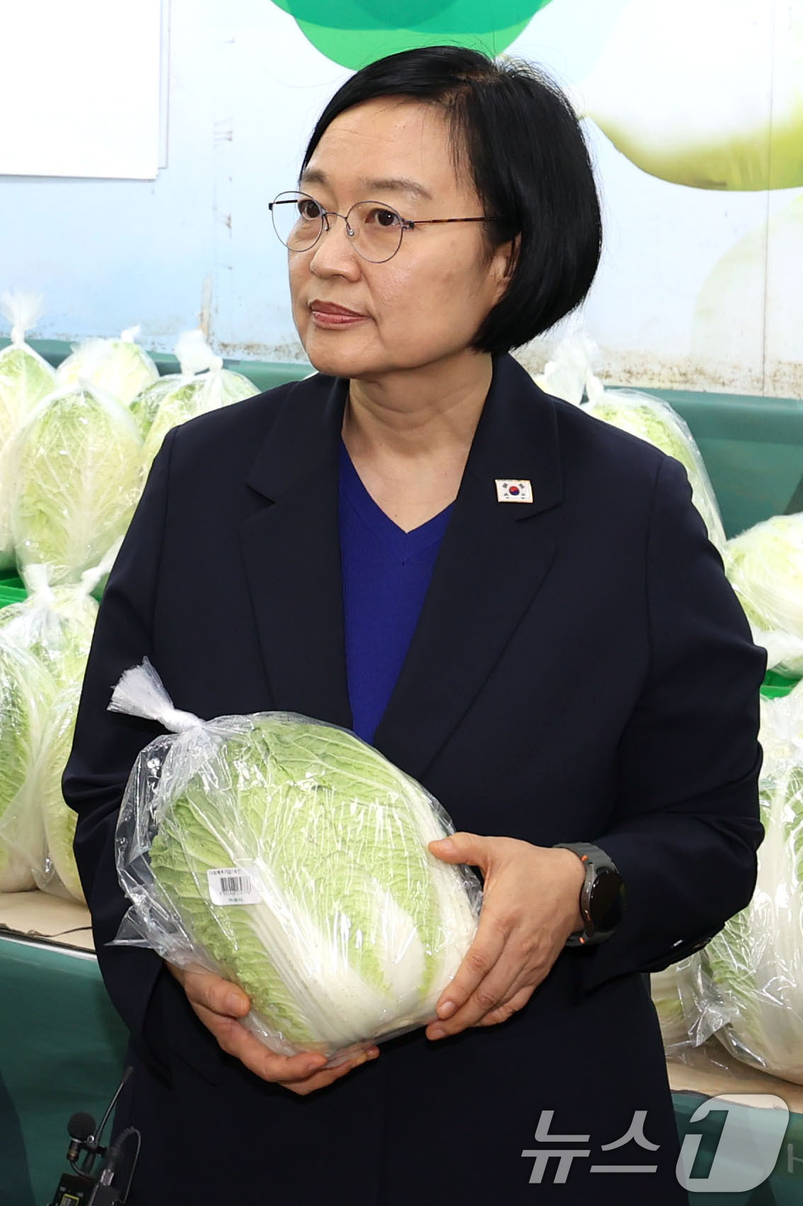 (서울=뉴스1) 이종수 기자 = 한성숙 국무총리가 10일 서울 도봉구 창동 하나로마트에서 농축수산물 가격에 대한 설명을 듣고 있다. 2026.7.10/뉴스1