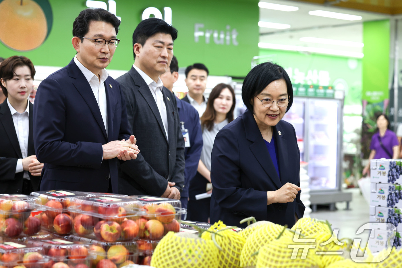 (서울=뉴스1) 이종수 기자 = 한성숙 국무총리가 10일 서울 도봉구 창동 하나로마트에서 농축수산물 가격에 대한 설명을 듣고 있다. 2026.7.10/뉴스1