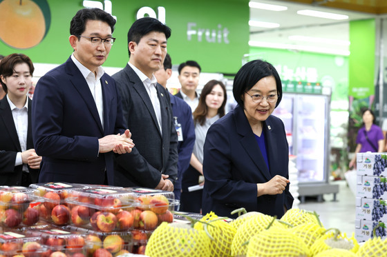 韓총리, 하나로마트서 물가 점검…"생산자·소비자 함께 살피며 안정 총력"