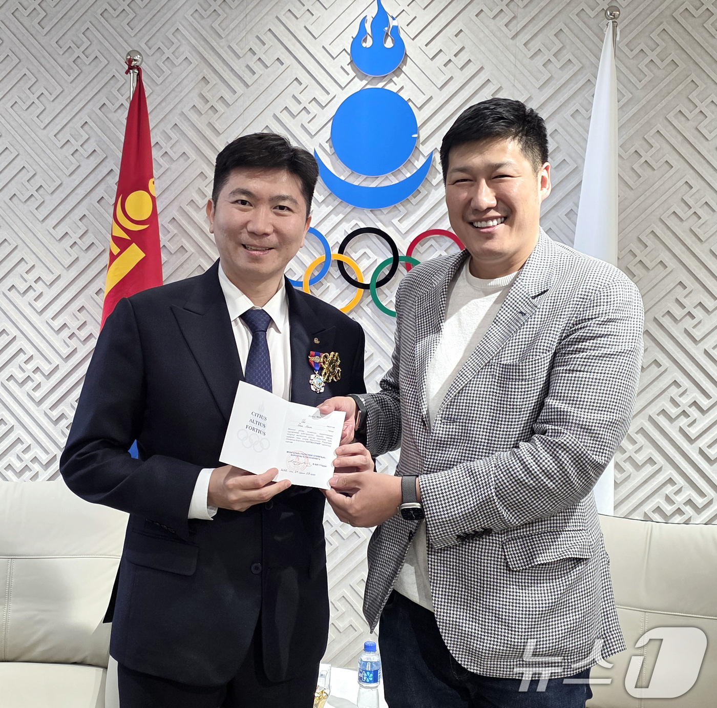 (서울=뉴스1) = 유승민 대한체육회장(왼쪽)이 9일(현지시간) 몽골에서 바투식 몽골올림픽위원회(MNOC) 위원장으로부터 최고 권위의 메달인 ‘올림픽의 영광(Olympic Glor …