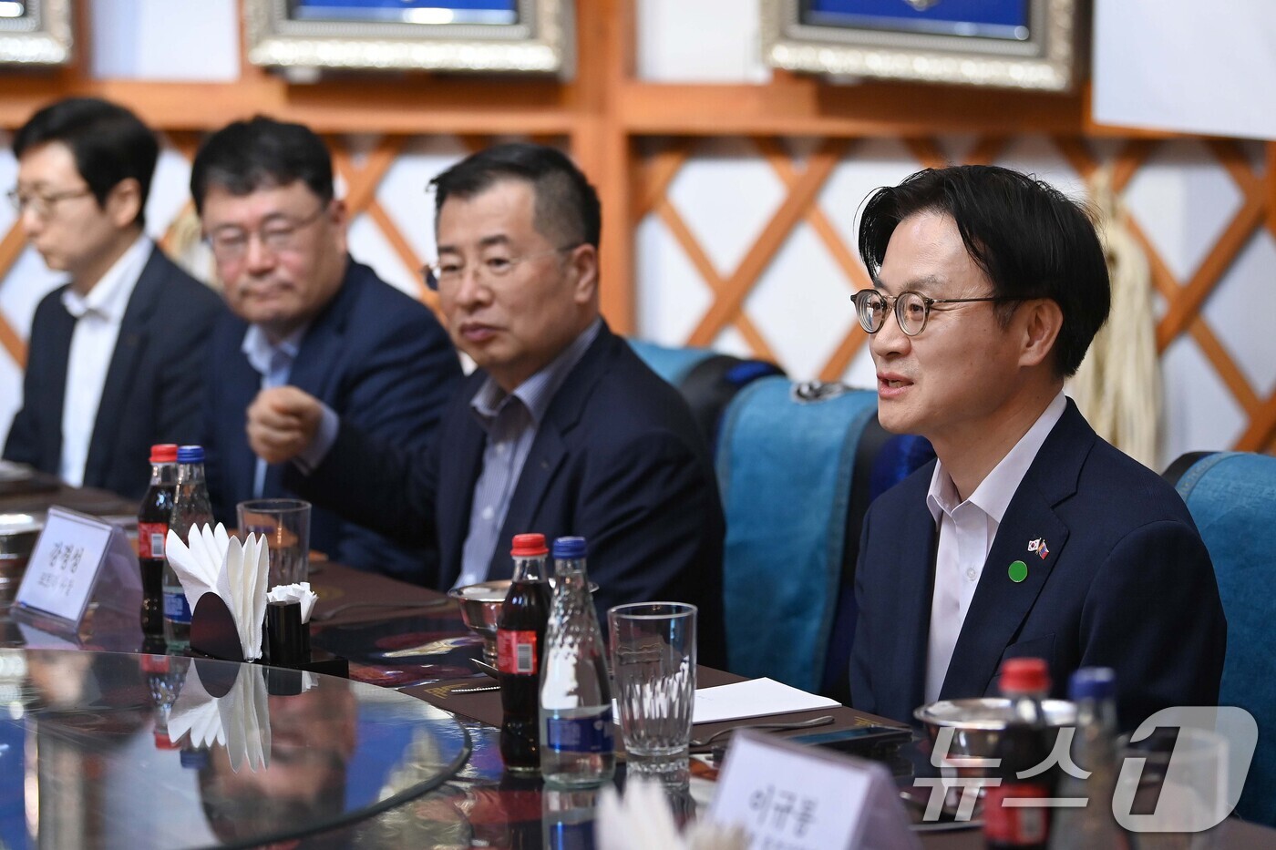 (서울=뉴스1) = 김정관 산업통상부 장관이 10일 몽골 울란바타르에서 열린 '몽골 진출 유통·소비재 기업간담회'에서 인사말을 하고 있다. (산업통상부 제공. 재판매 및 DB 금지 …