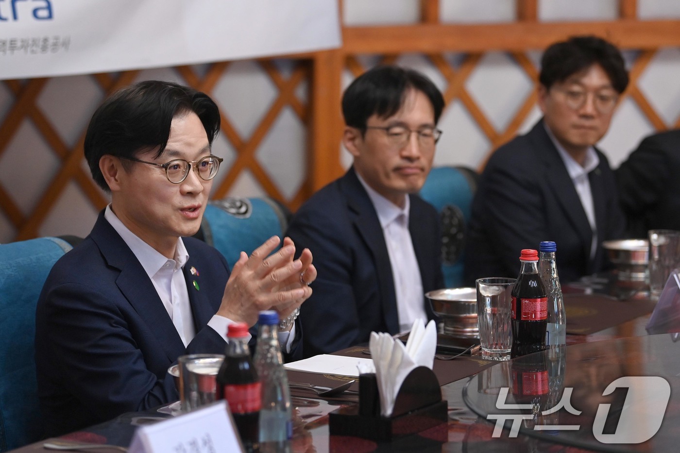 (서울=뉴스1) = 김정관 산업통상부 장관이 10일 몽골 울란바타르에서 열린 '몽골 진출 유통·소비재 기업간담회'에서 인사말을 하고 있다. (산업통상부 제공. 재판매 및 DB 금지 …