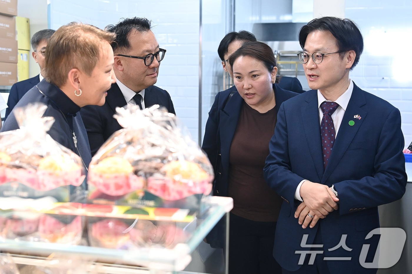 (서울=뉴스1) = 김정관 산업통상부 장관이 10일(현지시간) 몽골 울란바타르에서 문을 연 한국 소비재 유통기업 '노브랜드 몽골 1호점'을 둘러보고 있다. (산업통상부 제공. 재판 …