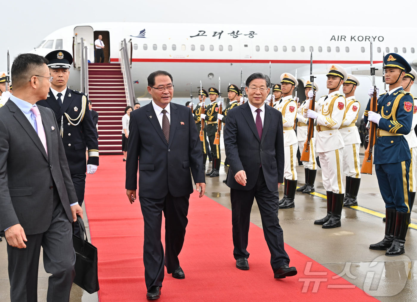 (신화=뉴스1) 정은지 특파원 = 박태성(가운데 왼쪽) 북한 내각총리가 10일 오전 베이징 서우두공항에 도착해 이동하고 있다. 박 내각총리는 오는 12일까지 베이징에 머물며 북중 …