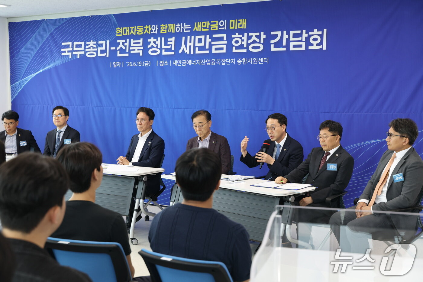 본문 이미지 - 문성요 새만금개발청장(오른쪽에서 세 번째)이 지난 19일 김민석 전 국무총리, 김윤덕 국토교통부 장관 등이 참석한 가운데 전북 새만금에서 열린 ‘전북 청년 새만금 현장 간담회’에서 발언하고 있다.(새만금개발청 제공).ⓒ 뉴스1
