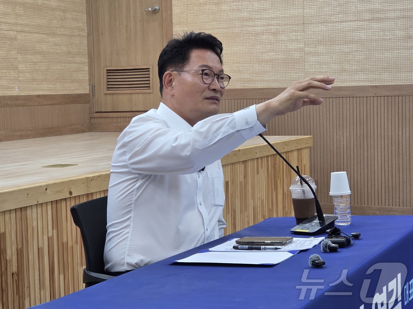(전남광주=뉴스1) 서충섭 기자 = 더불어민주당 당권 도전을 선언한 송영길 의원(인천 연수갑)이 10일 광주 서구 염주동 염주체육관 국민생활관 세미나실에서 당원·청년과 함께하는 공 …