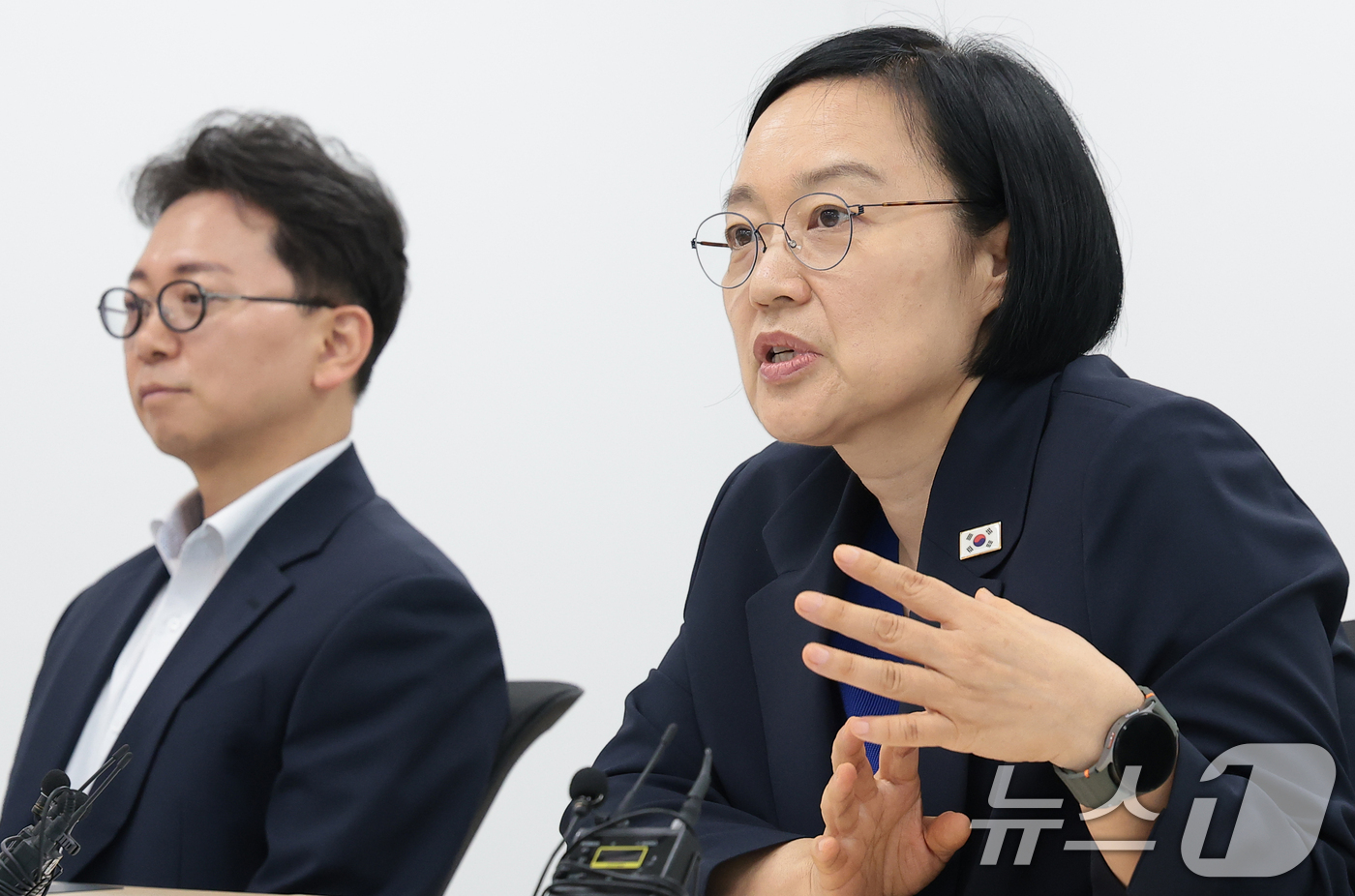 (서울=뉴스1) 권현진 기자 = 한성숙 국무총리(오른쪽)가 10일 서울 광진구의 한 주민센터를 방문해 '모두의 생리대' 시범사업 현장을 점검하고 모두발언을 하고 있다. 2026.7 …