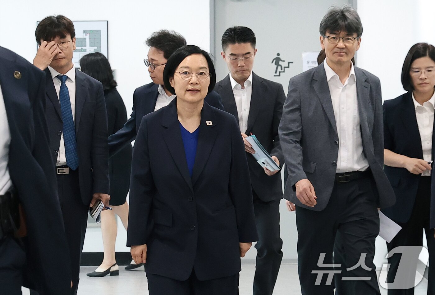 본문 이미지 - 한성숙 국무총리가 10일 '모두의 생리대' 시범사업 현장점검을 위해 서울 광진구 구의2동 주민센터로 들어서고 있다. 2026.7.10 ⓒ 뉴스1 권현진 기자