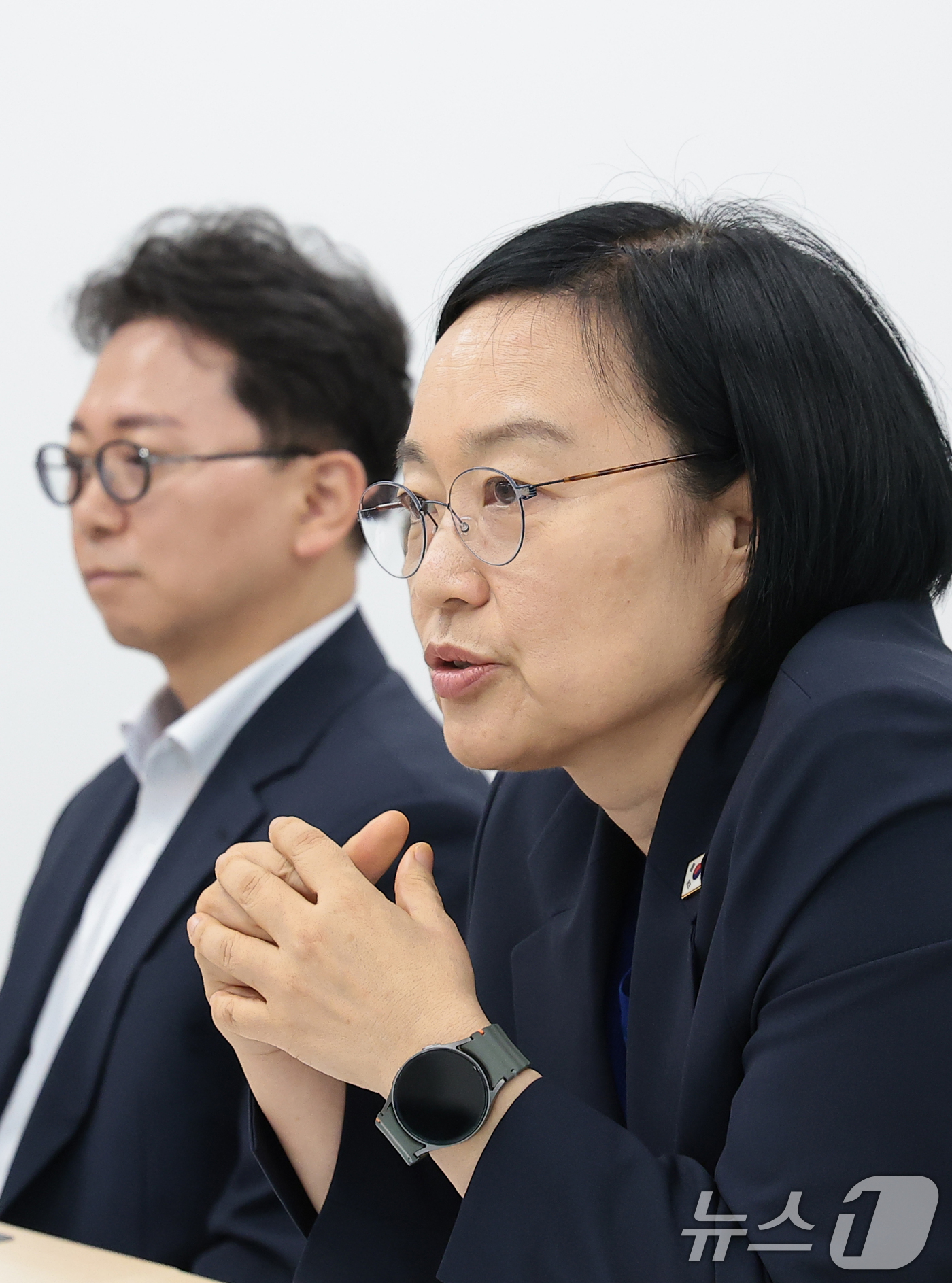 (서울=뉴스1) 권현진 기자 = 한성숙 국무총리(오른쪽)가 10일 서울 광진구의 한 주민센터를 방문해 '모두의 생리대' 시범사업 현장을 점검하고 모두발언을 하고 있다. 2026.7 …
