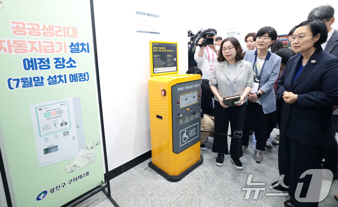 (서울=뉴스1) 권현진 기자 = 한성숙 국무총리(오른쪽)가 10일 서울 광진구 구의2동 주민센터를 방문해 '모두의 생리대' 시범사업 현장을 점검하고 있다. 2026.7.10/뉴스1 …