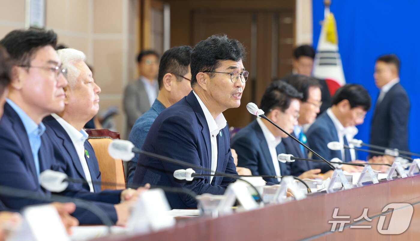 본문 이미지 -   10일 전북도청 종합상황실에서 전북 국회의원-도-시군 예산정책협의회가 개최된 가운데 이원택 도지사가 인사말을 하고 있다.(전북도 제공. 재판매 및 DB금지)/뉴스1