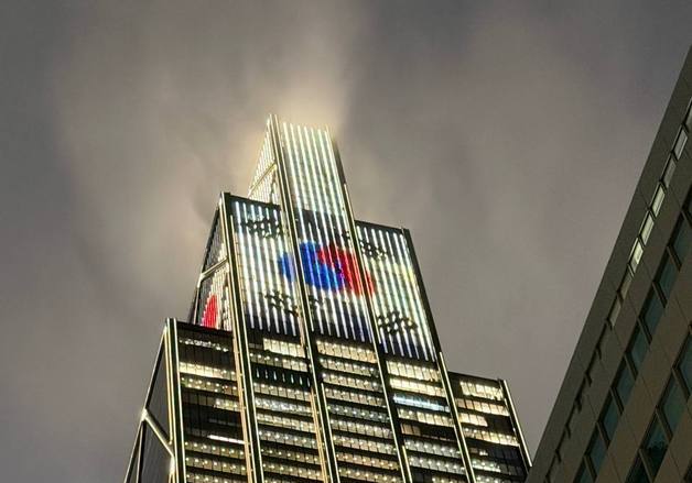 뉴욕 한복판에 초대형 태극기…"SK하이닉스 나스닥 입성 축하"