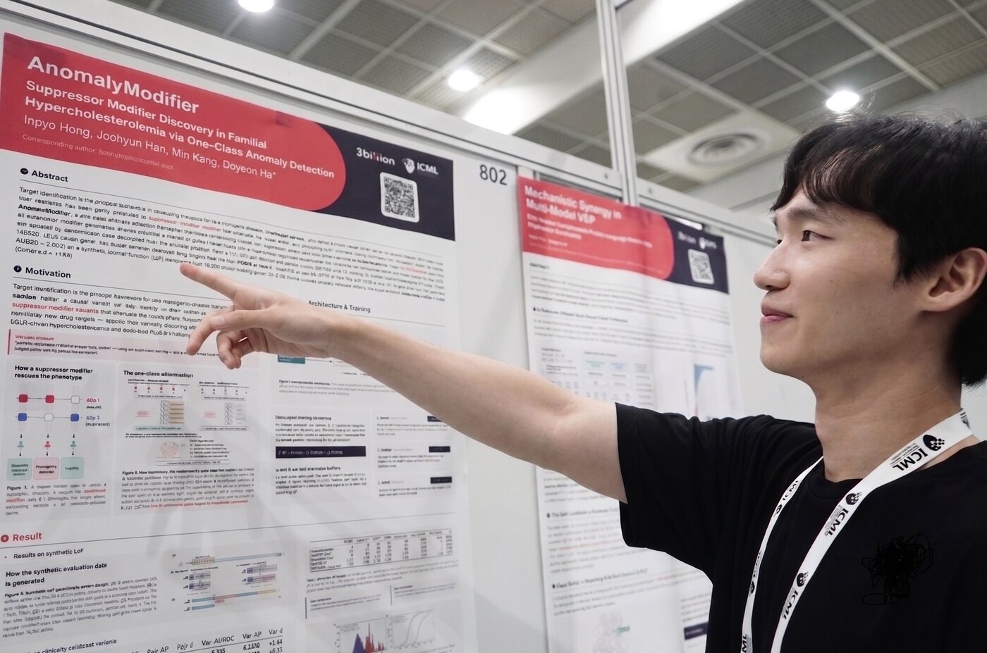 본문 이미지 - 의료AI 기업 쓰리빌리언이 10일 서울 코엑스에서 열린 ICML 2026 GenBio 워크숍에서 환자 유전체 데이터 기반 AI 신약 타깃 발굴 연구 'Anomaly Modifier'를 포스터 발표하고 있다. (쓰리빌리언 제공)
